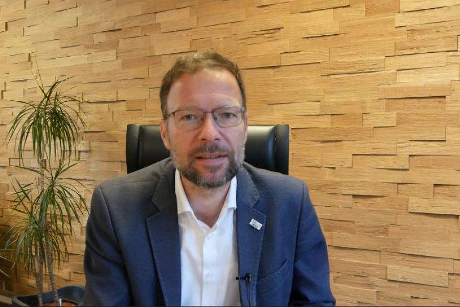 OB Thomas Nitzsche spricht in die Kamera-