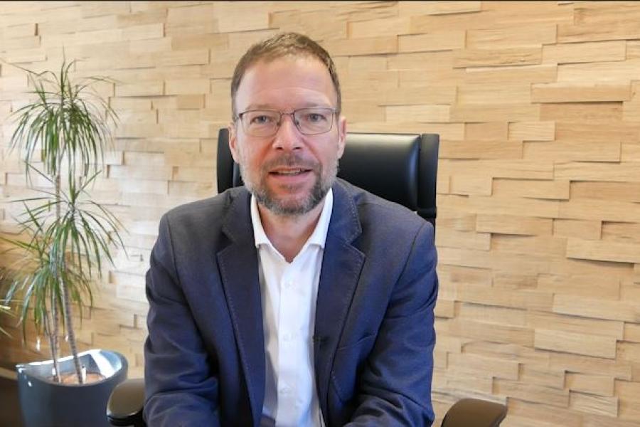 Oberbürgermeister Thomas Nitzsche whrend er seine Videobotschaft einspricht.