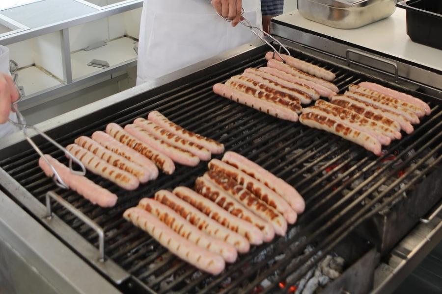 Blick auf den Rost beim Bratwurstbraten am German-American Friendship Day.