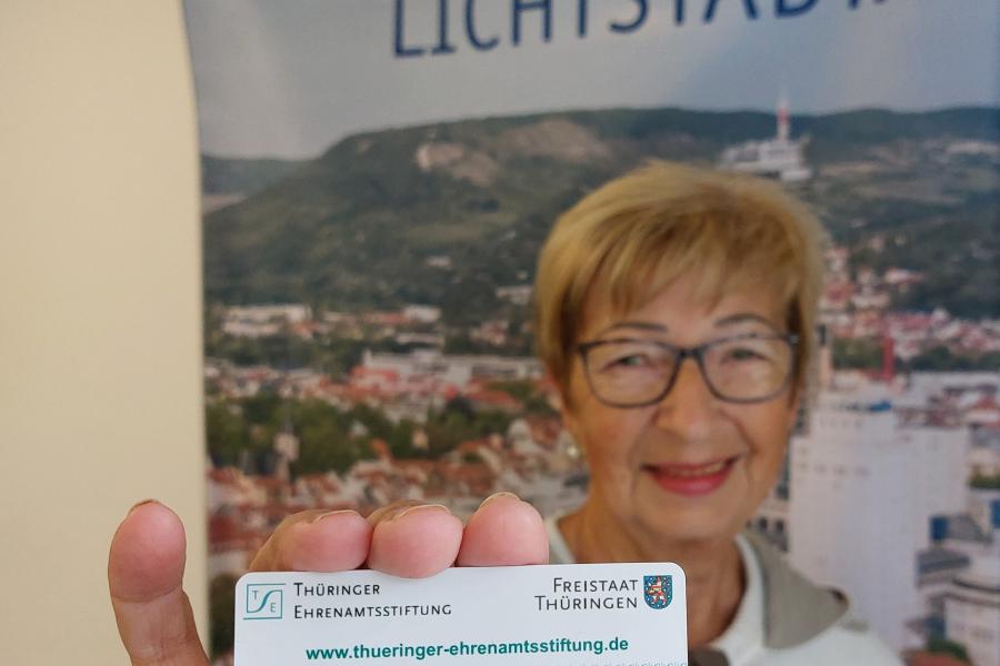 Elisabeth Wackernagel, Vorsitzende des Ehrenamtsbeirats, präsentiert die EhrenamtsCard, mit der freiwillige Helferinnen und Helfer Ermäßigungen in verschiedenen Einrichtungen erhalten.