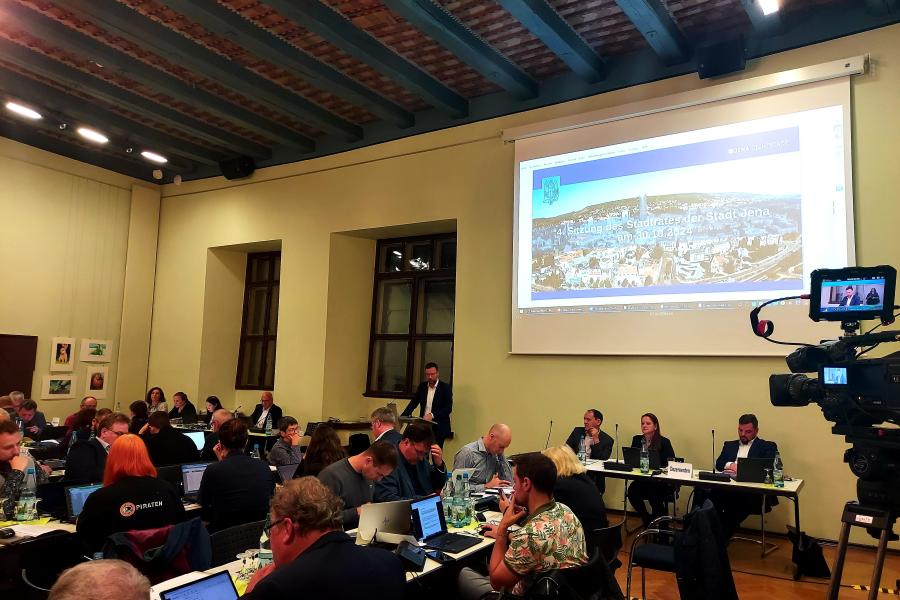 Plenarsaal im Historischen Rathaus zur Stadtratssitzung mit Vertretern des Stadtrates, an Tischen sitzend