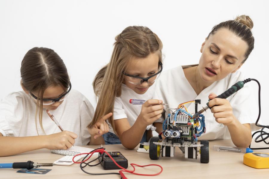 Mädchen und Lehrerin machen