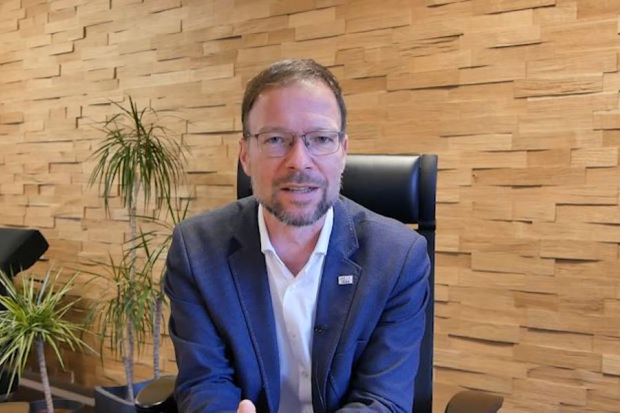 Oberbürgermeister Thomas Nitzsche spricht direkt in die Kamera