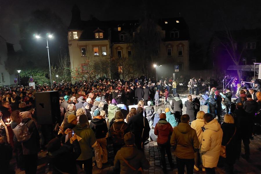Gruppe auf dem Platz vor dem Westbahnhof