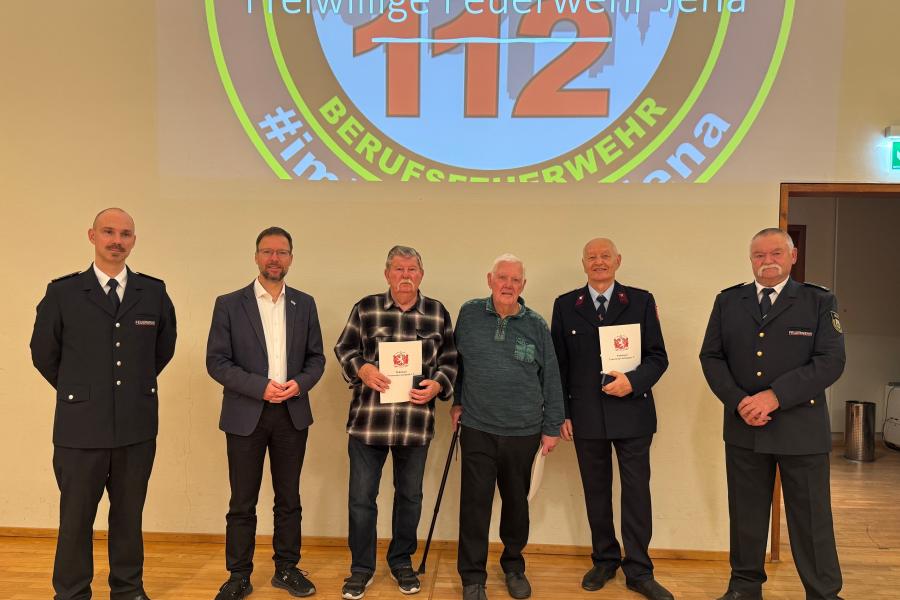 Würdigung für die dienstältesten Mitgliedschaften: v.l.n.r. Nick Ludwig (Berufsfeuerwehr Jena), Oberbürgermeister Dr. Thomas Nitzsche, Ulrich Schröder, Walter Schröter, Lothar Ratz, Ralf Hertig (Fachdienstleiter Feuerwehr Jena)