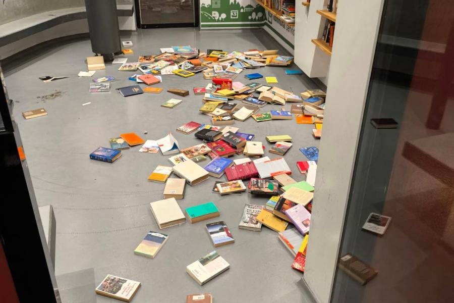 Bücher liegen verstreut auf dem Boden der Wartehalle.