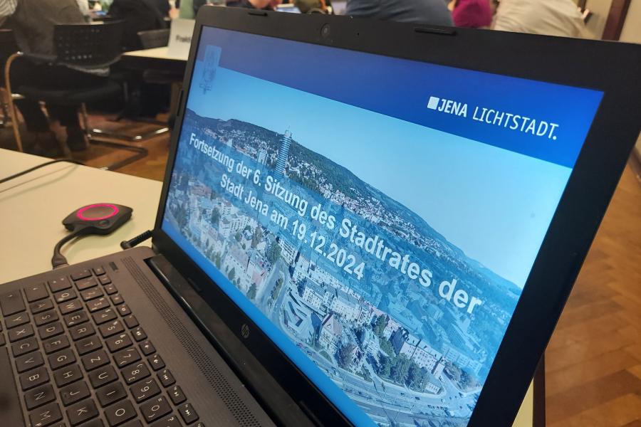 Aufgeklappter Laptop zeigt die Titelfolie "Fortsetzung der 6. Sitzung des Stadtrates am 19.12.204"