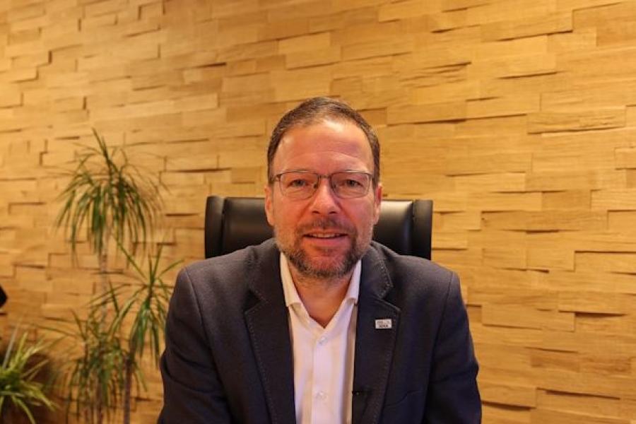 OB Thomas Nitzsche schaut in die Kamera während des Videodrehs.