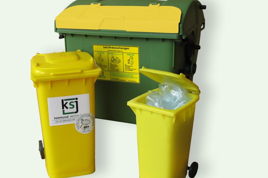 Zwei gelbe Tonnen und ein großer grün-gelber Abfallcontainer