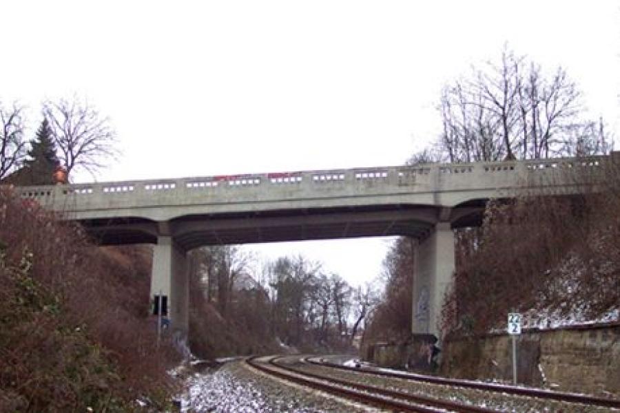 Landschaftsbild Forstwegbrücke Jena mit Eisenbahnschienen