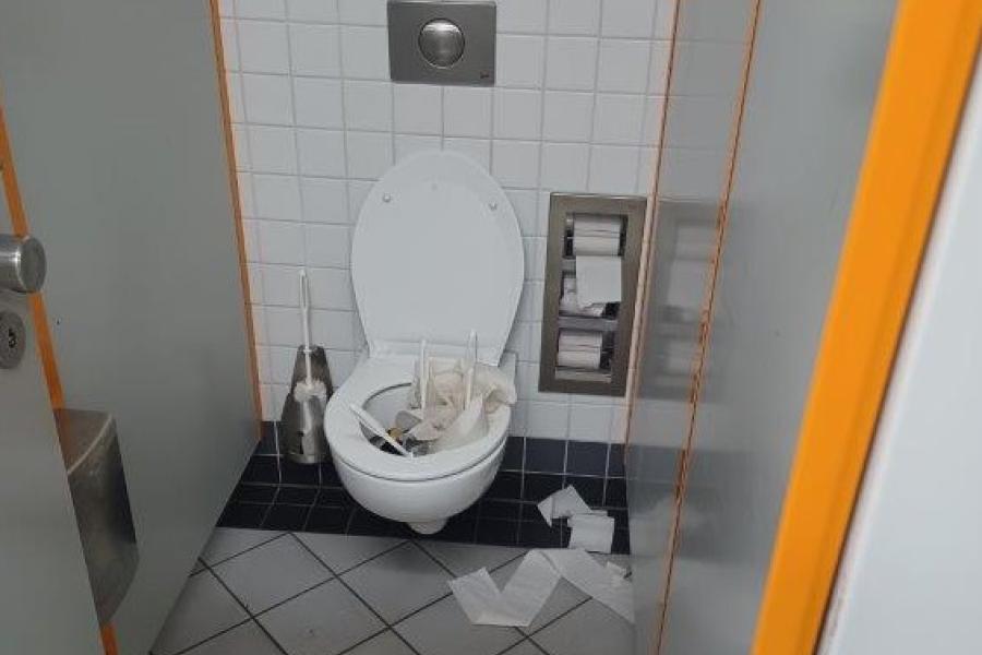 Ein WC wurde mit Toilettenpapier und Klobürsten verstopft.
