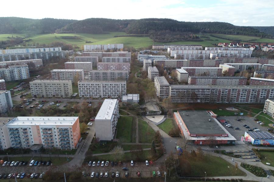 Luftaufnahme: Blick auf den Stadtteil Winzerla mit der Wasserachse.