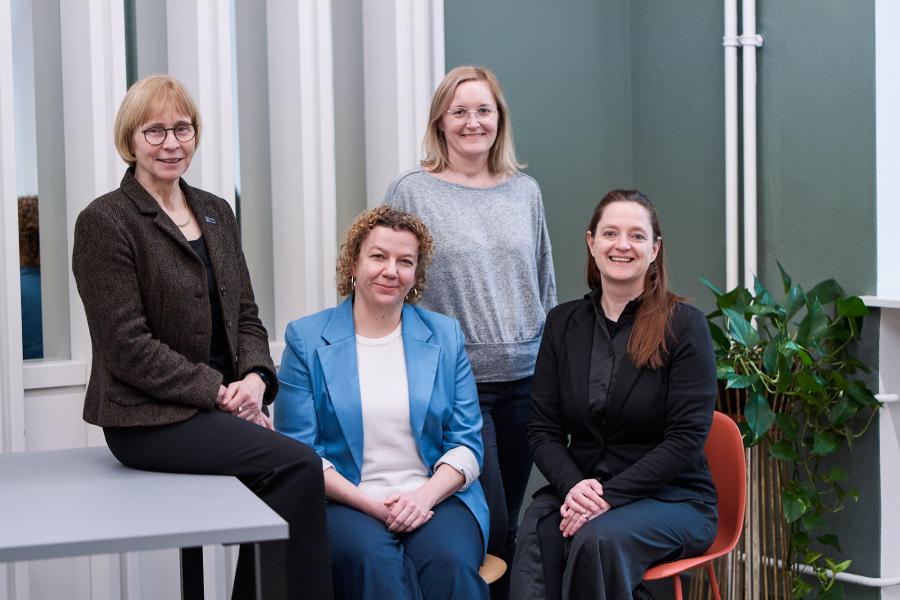 Vier Frauen lächeln in die Kamera
