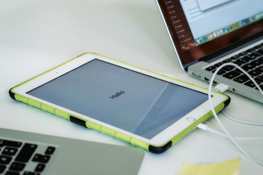 Tablet und Laptop