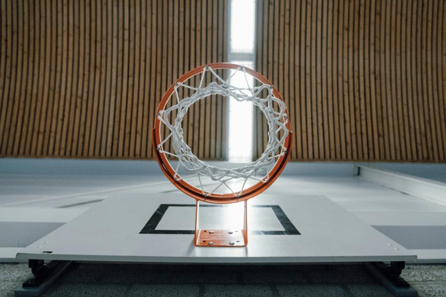 Basketballkorb in Turnhalle
