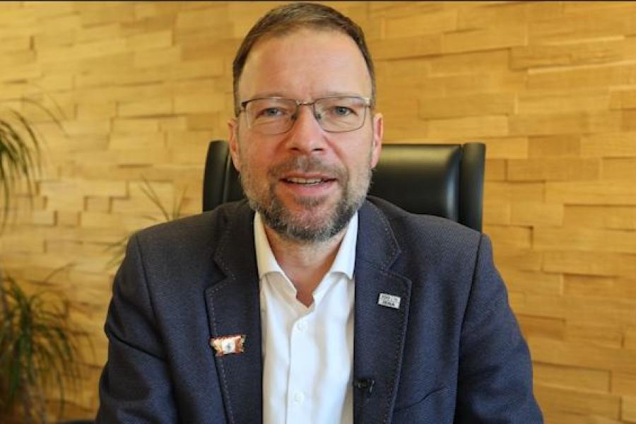 OB Thomas Nitzsche schaut in die Kamera.