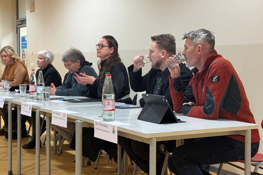Menschen sitzen an einem Tisch