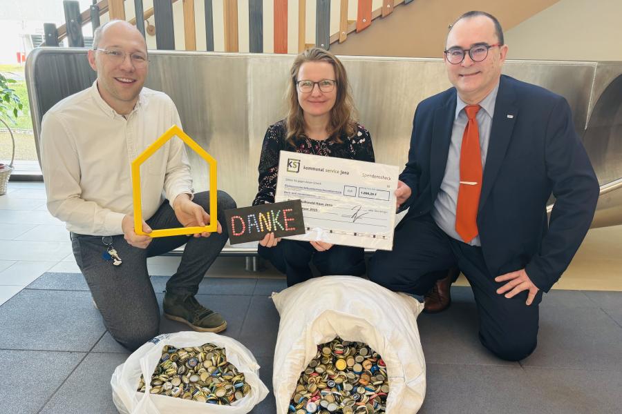 Scheck-Übergabe (v.l.): Martin Steglitz (KSJ), Victoria Scholz-Görlach (Ronald McDonald Haus Jena) und Uwe Feige (KSJ)