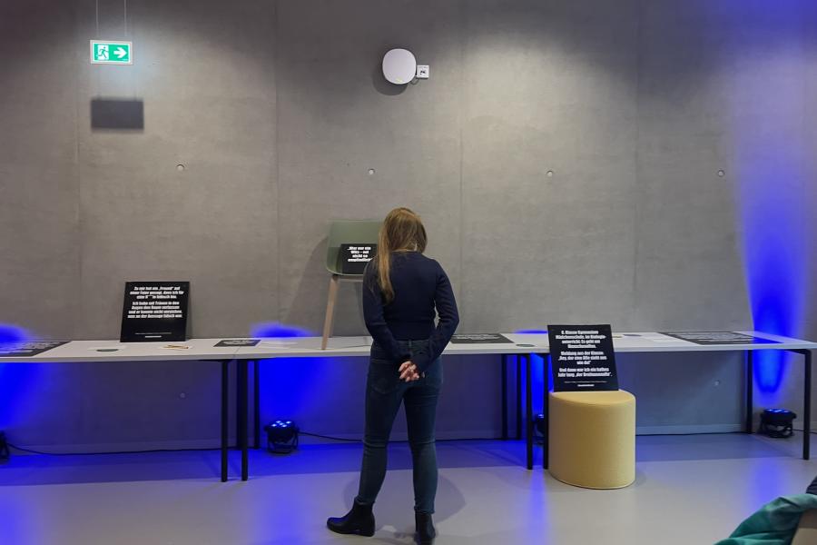 Ausstellungsraum mit Frau und Exponaten