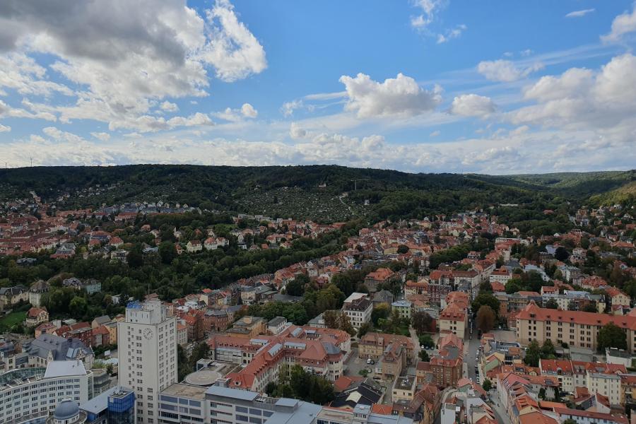 Panoramoblick auf die Stadt Jena mit Fokus Bachstraße
