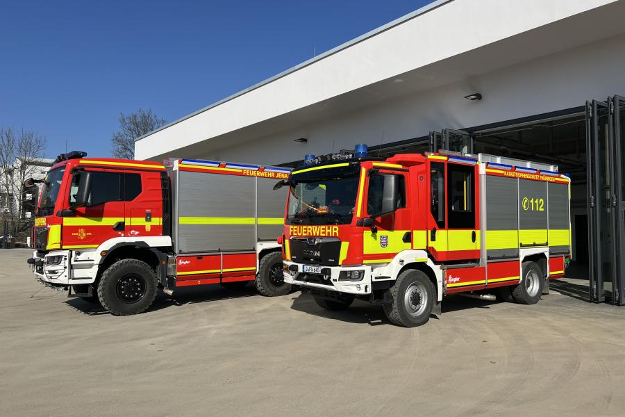 Zwei Fahrzeuge der Feuerwehr