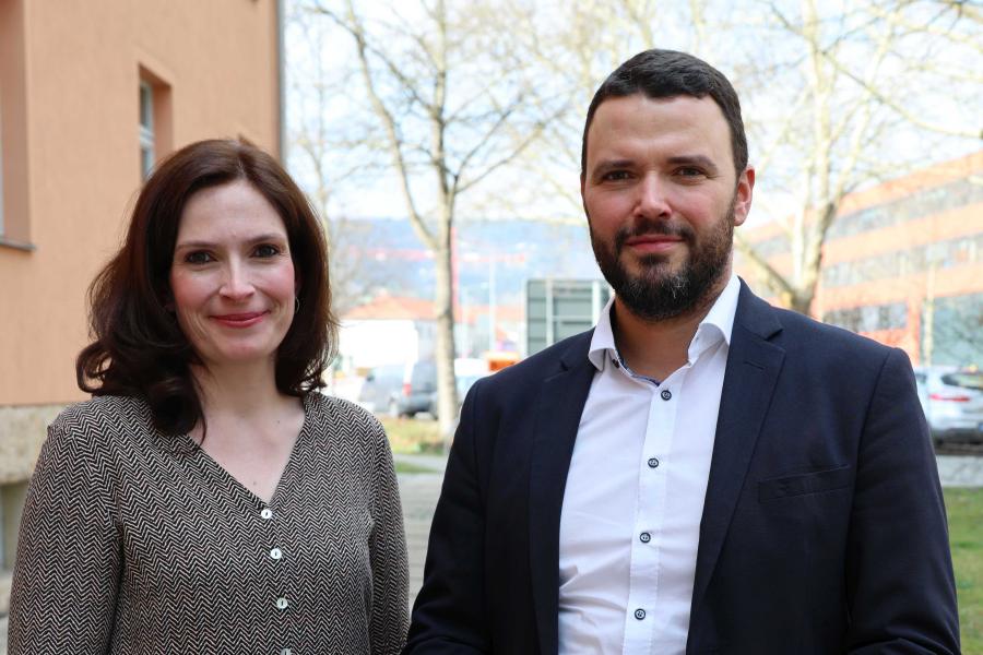 Doro Prell und Benjamin Koppe lächeln in die Kamera