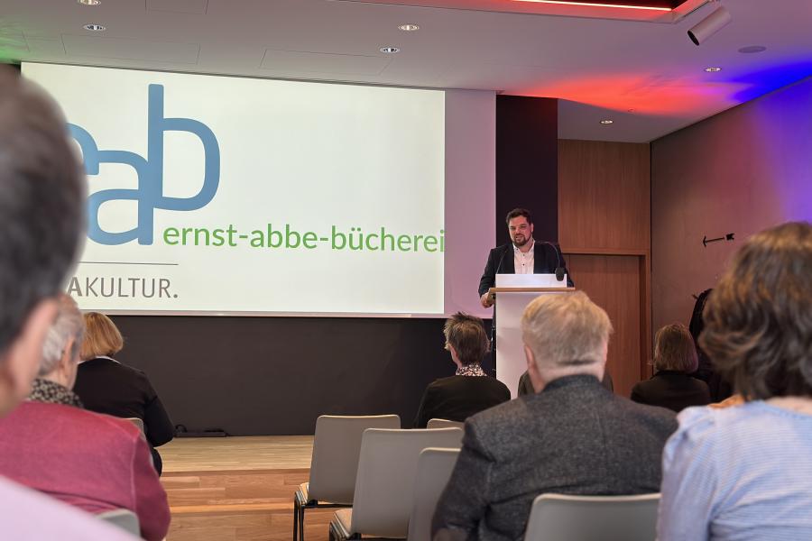 Redner vor Publikum