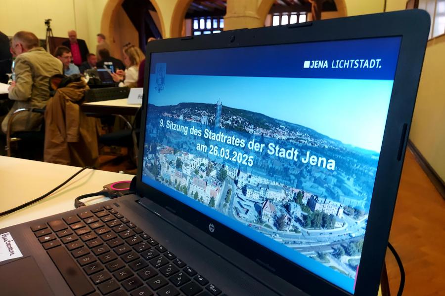 Ein Computer zeigt eine Präsentation im Stadtrat von Mittwoch, 26.3.2025