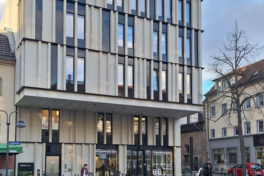 Haus in der Innenstadt mit Menschen davor.