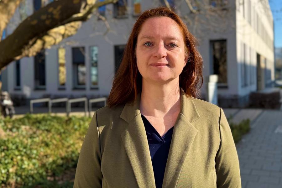 Dezernentin Kathleen Lützkendorf, im Hintergrund ein Gebäude