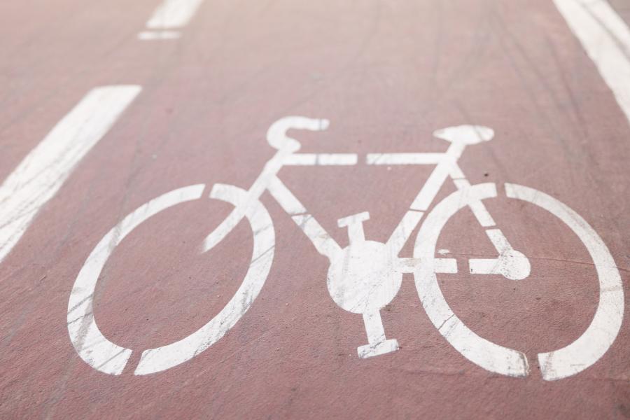 Weißes Fahrradsymbol auf roter Straße