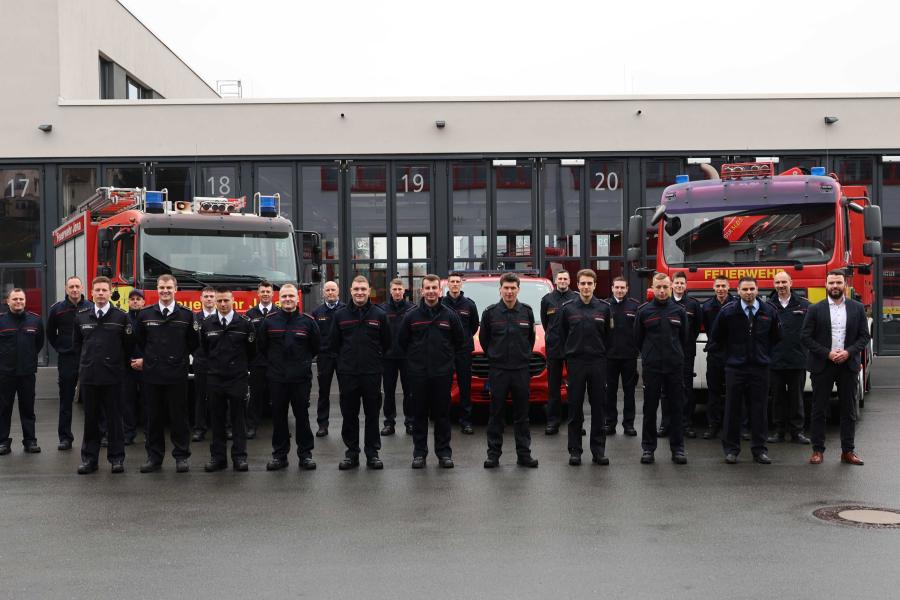 Viele Feuerwehrmänner schauen in die Kamera.