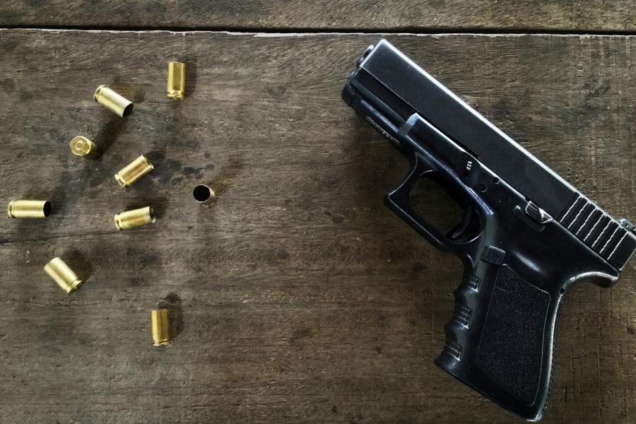 Eine Waffe liegt auf einem Tisch