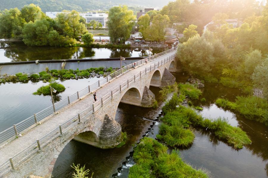 Blick von oben auf eine steinerne Brücke