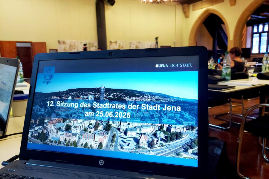 Bildschirm eines Computers zeigt eine Willkommensfolie für den 12. Stadtrat der Stadt Jena am Mittwoch, 25.6.2025