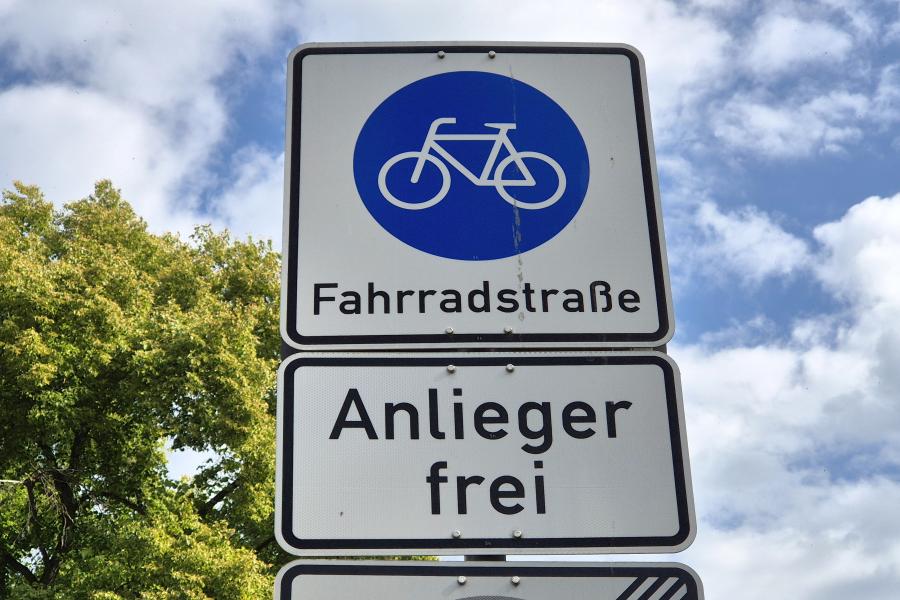 Verkehrsschilder: "Fahrradstraße" und "Anlieger frei"