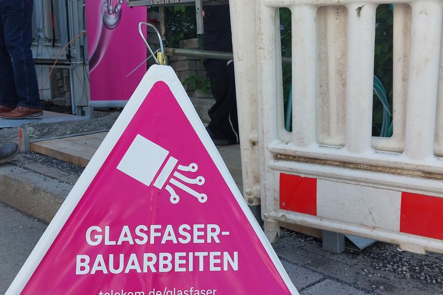 Hinweisschild verweist auf Bauarbeiten zum Glasfaserausbau