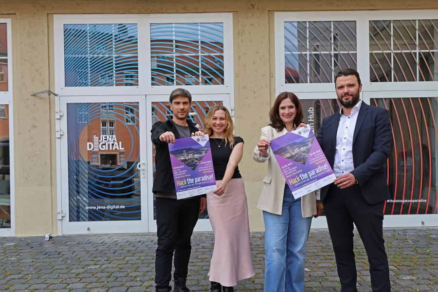 Zwei Männer und zwei Frauen zeigen Plakate