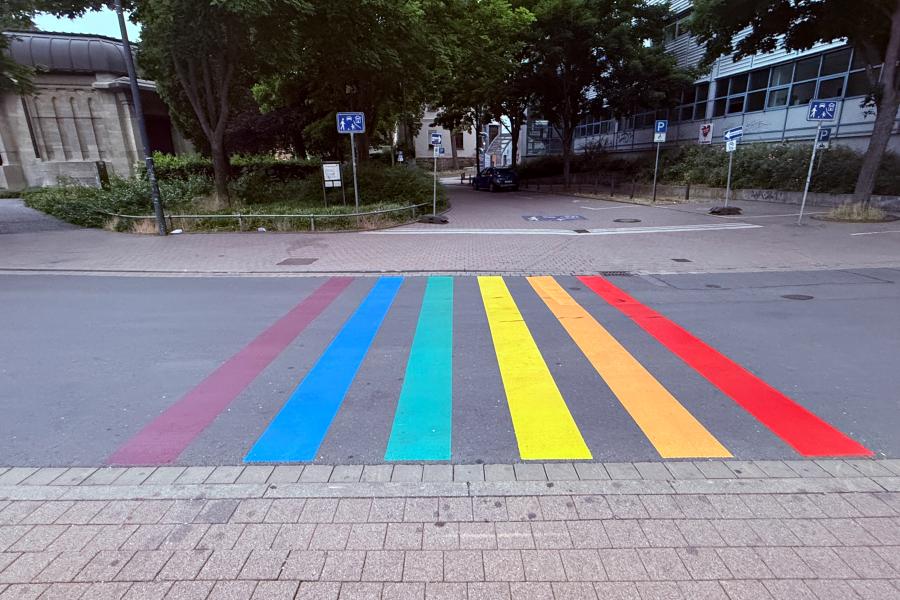 Ein Straßenübergang in Regenbogenfarben