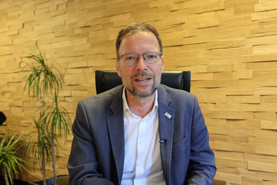 Oberbürgermeister Thomas Nitzsche spricht in die Kamera während der Aufnahme der Videobotschaft.