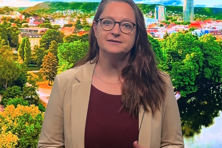 Eine Frau schaut in die Kamera