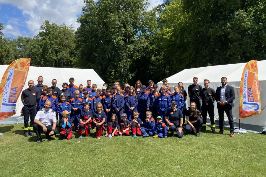 Eine Gruppenbild mit vielen Kindern und einigen Erwachsenen.