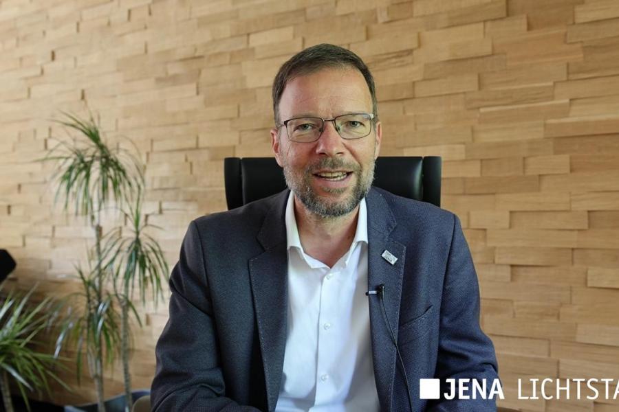 Oberbürgermeister Thomas Nitzsche hält seine Videobotschaft