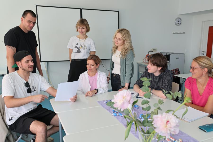 Lehrkräfte tauschen sich hier mit Schulsozialarbeitern, Mitarbeitenden des Allgemeinen Sozialen Dienstes (ASD), und der Offenen Kinder- und Jugendarbeit und Schulpsychologen aus.