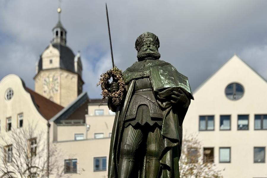 Ein Denkmal auf dem Markt in Jena