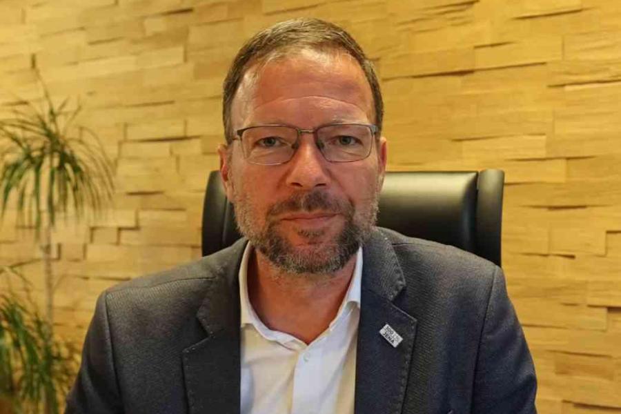 OB Dr. Thomas Nitzsche schaut in die Kamera.