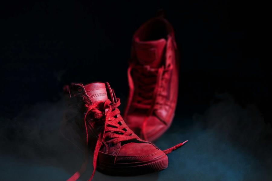 Ein paar rote Turnschuhe