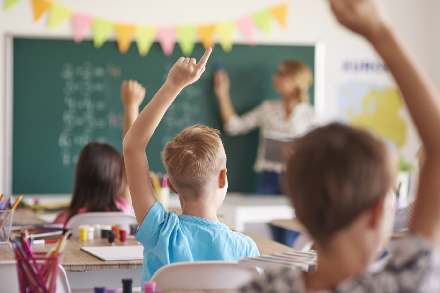 Blick in ein Klassenzimmer, Kinder melden sich