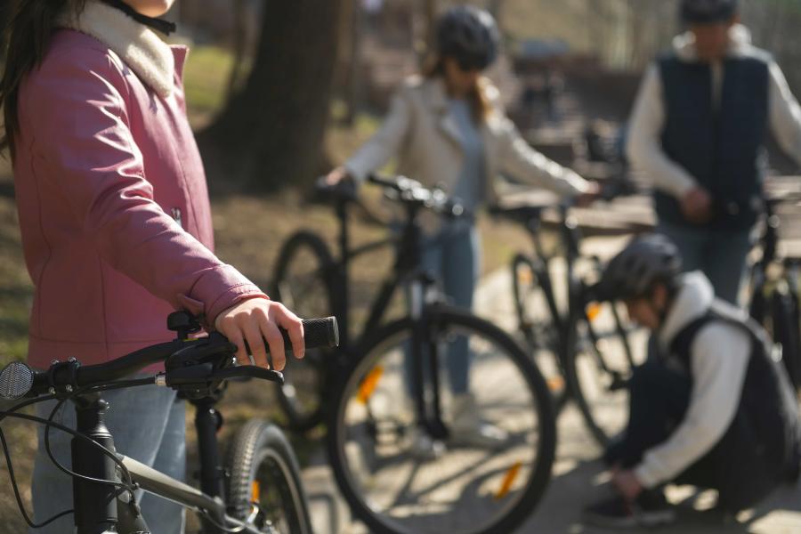 Vier Personen mit Fahrrädern