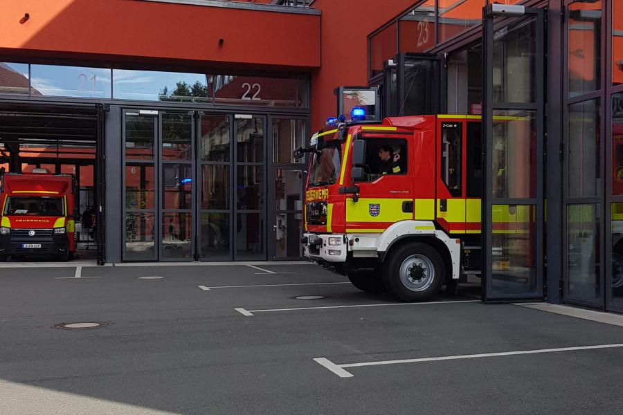 Feuerwehrauto fährt aus dem Gerätehaus.